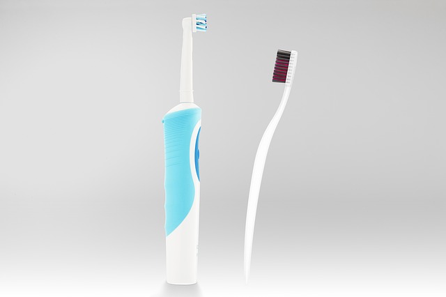דואגים לשיניים של הילדים: כל היתרונות של שימוש במברשת שיניים חשמלית